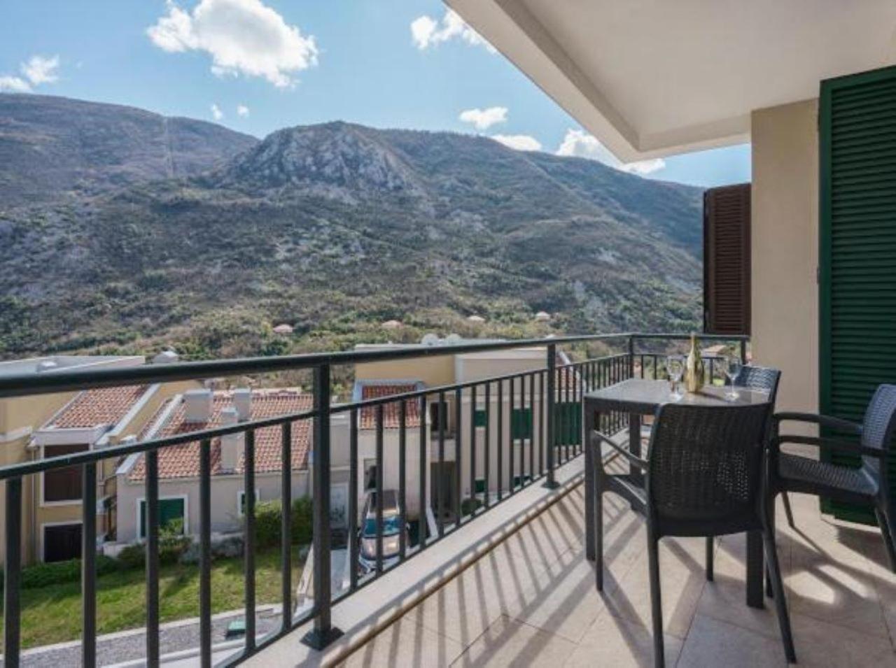 Lavender Bay Apartment C21 Morinj Bagian luar foto