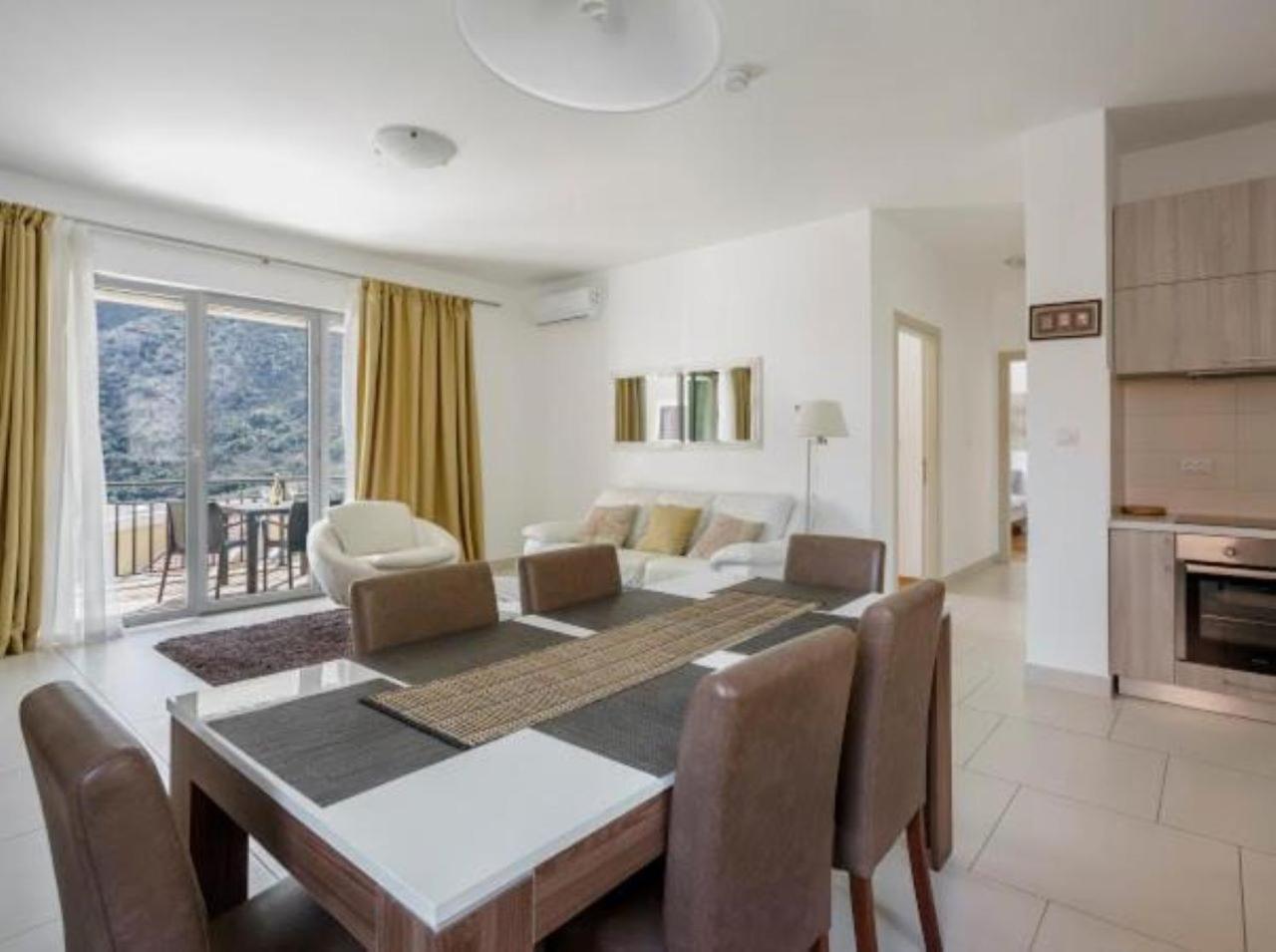 Lavender Bay Apartment C21 Morinj Bagian luar foto